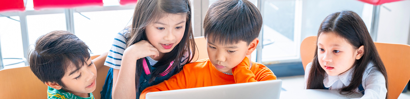 学生们一起专注学习